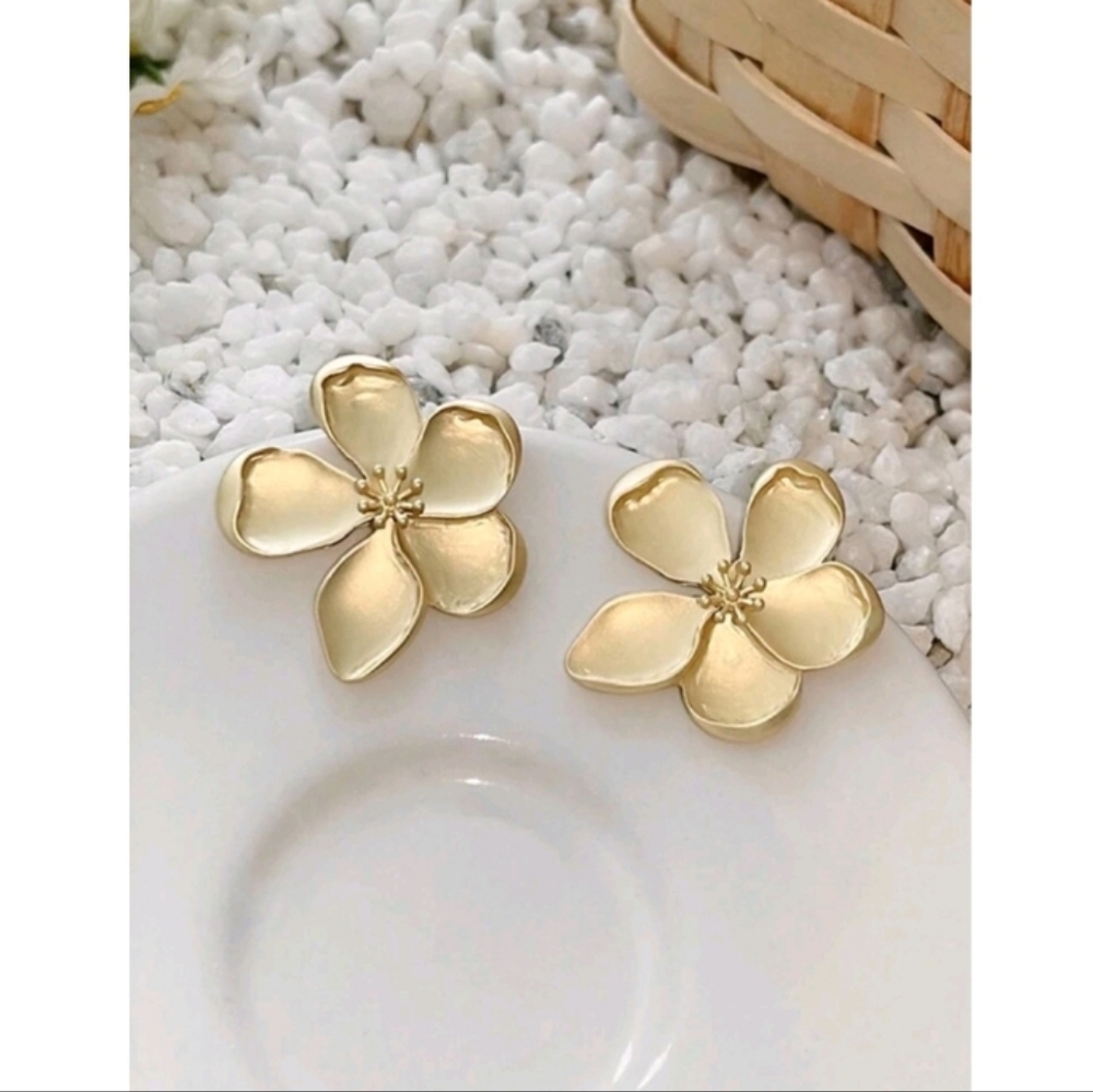 anthropologie Fashion Chic Style Petal Love Flower Gold Earrings - Picture 3 of 3